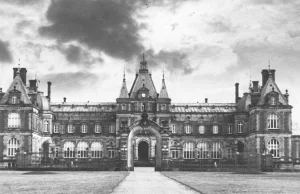 Kto podpalił pałac zwany Małym Wersalem? Na pewno Armia Czerwona?