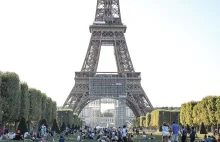 Kobieta zgwałcona przed wieżą Eifla