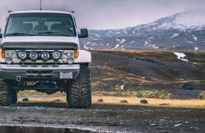 Na Islandii zwykłe SUVy nie mają szans. Te maszyny pokonują lodowce.