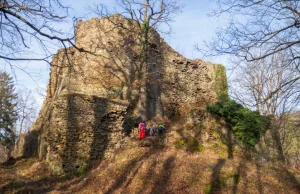 Zamek Cisy: średniowieczne ruiny w cieniu popularnego Książa