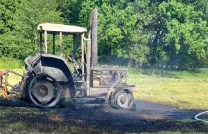 Tragiczny pożar w Złotowie: Ciągnik doszczętnie spłonął w trakcie sianokosów!