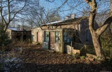 Opuszczona chatka z kalendarzem z 1981 r.