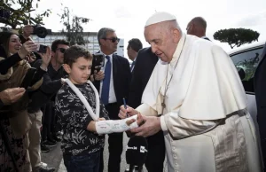 Papież Franciszek wyszedł ze szpitala. "Wciąż żyję"