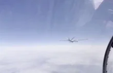 ruSSki SU-27 nagrywa drona, którego za chwilę uziemi