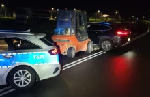 Pijany 50-latek widlakiem wiózł bmw przez Lututów, później uderzył policjanta.