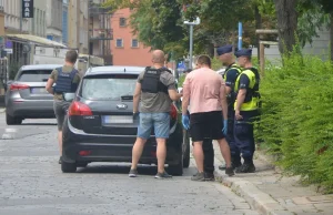 Atak nożownika na placu Nowy Targ we Wrocławiu. Dwie osoby ranne! Duża akcja pol