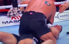 Polski bokser obalił rywala i zadał mu ciosy łokciem w parterze!