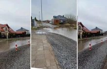 Woda płynie przez środek osiedla. Mieszkańcy Mierzyna wściekli na władze gminy.