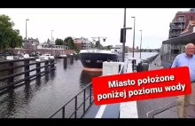 Kanał wodny i barki powyżej miasta