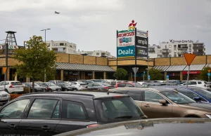 Pod osłoną nocy w Ursusie ktoś podrzuca wraki na ulice.