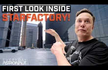 Elon Musk oprowadza po swojej fabryce Starfactory.