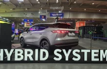 Omoda 7 już w Polsce. Ma jeżdżący ekran i pożądane napędy