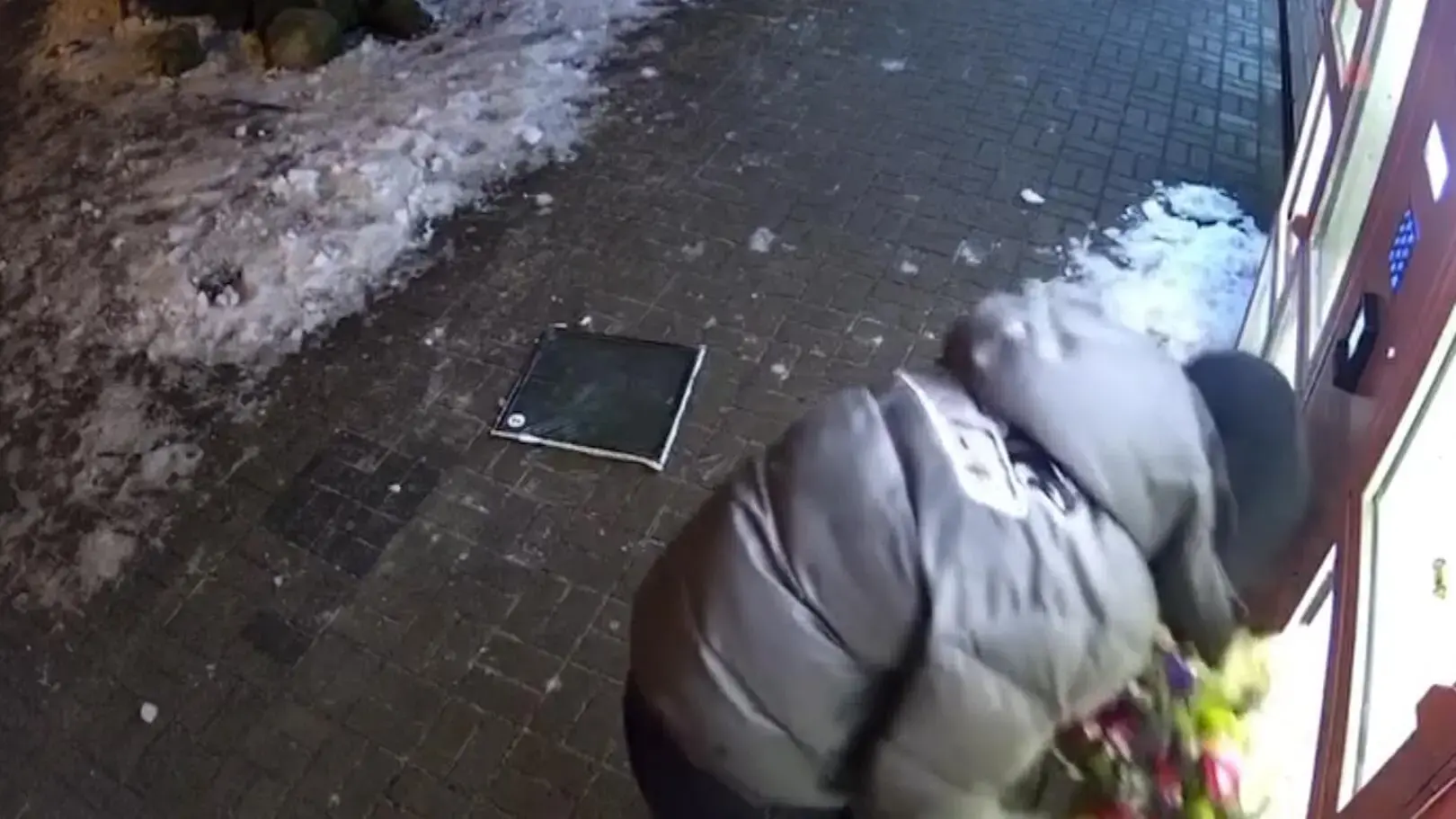 Poznań. Skopał automat, wybił szyby i zabrał kwiaty. Nagranie