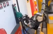 Robotyczne ramię do tankowania pojazdów na stacji benzynowej