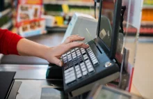 W sklepie zamiast z bankomatu. UE wprowadza regulacje ułatwiające wypłaty