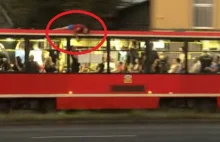 Chorzów. Mężczyzna jechał na dachu tramwaju. Grozi mu do 30 tys. zł kary