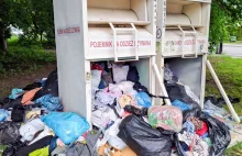 Pojemniki przepełnione, firmy rezygnują. Używana odzież trafia do kominka albo l