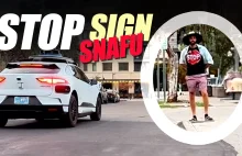 Trolluje samojezdne samochody Wyamo z koszulką ze znakiem STOP
