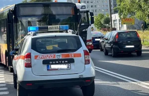 Autobus ciągnął za sobą starszą kobietę.