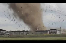 Tornado niszczy domy w USA