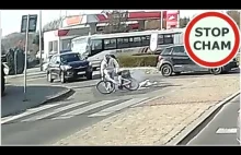 Rowerzysta z telefonem w ręku przelatuje przez kierownice