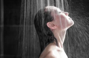 Kąpiel vs prysznic. Polacy tej zimy myli się rzadziej i krócej.