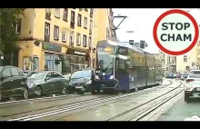 Zderzenie taksówki z tramwajem. Uszkodzone zostało jeszcze 5 innych aut