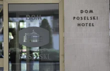 Poseł meldował oszustowi: "Ruszam do Żabki", "Wróciłem do pokoju". Stracił 150 t