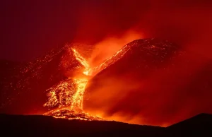 Groza na Sycylii. Etna zasypuje miasta popiołem, ludzie z torbami na głowach