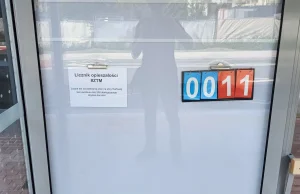 Licznik opieszałości ZTM na przystanku w Warszawie. Liczy opóźnienie urzędu
