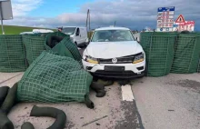 Wojsko i policja na granicy w Chochołowie. Rano w bariery wjechał samochód.