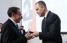 Karol Nawrocki wręcza Krzyż Wolności i Solidarności MARIUSZOWI KAMIŃSKIEMU