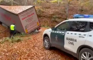 Polskie ciężarówki wjeżdżają i utykają w lesie w Hiszpanii w poszukiwaniu stacji