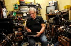 Od 40 lat naprawia elektronikę. "Firmy robią tak, żeby się psuło"