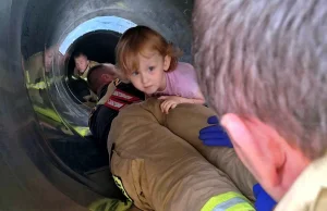 Mała Ola dzielnie czekała na pomoc strażaków! Dziecko utknęło w zjeżdżalni