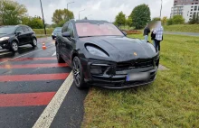 Rowerzysta wymusił pierwszeństwo przejazdu. Doprowadził do zderzenia porsche, BM