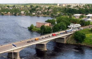 Estonia stawia "Zęby smoka" na moście granicznym.