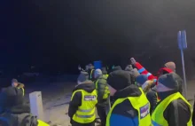 Polska policja ochrania konwój z pomocą humanitarną przed prostestującymi!