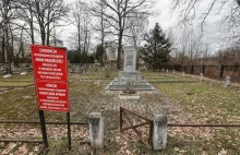 Rzeszów. Pomnik radziecki stanie obok dołu śmierci, w którym stalinowcy