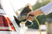 "Pojazdy elektryczne nie zagrażają pieszym bardziej niż spalinowe" xD