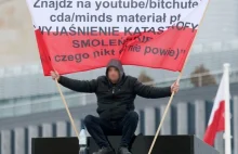 Obezwładniono mężczyznę z pomnika smoleńskiego, użyto granatów hukowych