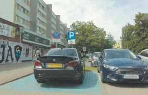 Dwaj zdrowi panowie, bezprawnie parkują BMW na miejscu dla niepełnosprawnych.