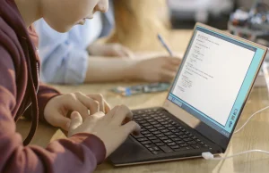 Darmowe laptopy dla uczniów zwykłą kiełbasą wyborczą