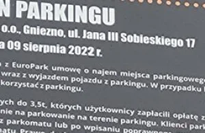 Absurdy na parkingu w Gnieźnie.