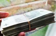 Polacy masowo gromadzą w domach gotówkę. "Banki centralne wydały nawet rekomenda