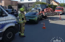 Aston Martin zderzył się z rolniczym ciągnikiem. Jechał za szybko?