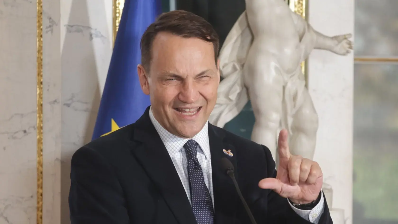 Zawrzało po słowach Sikorskiego do szefa MSZ Węgier. "Rozwala na całego"