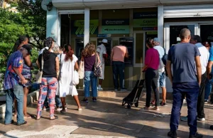 Ograniczenia w obrocie gotówką na Kubie. Ludzie ruszyli do bankomatów.