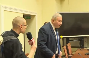 Poseł Dobrzyński z PiS ucieka przed dziennikarzem.