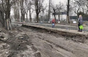 Wyszedł z tramwaju i wpadł do wykopu. Śmiertelny wypadek w Toruniu